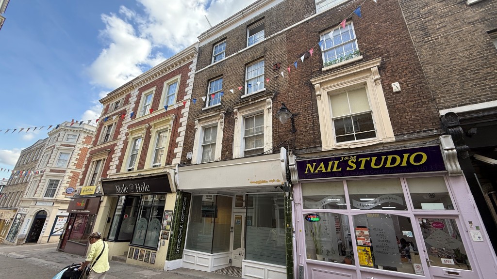 Lot: 140 - FLAT FOR INVESTMENT WITH SHARE OF FREEHOLD - External image of building from pedestrianised street level